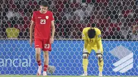 Reaksi kecewa dua pemain Timnas Indonesia, Justin Hubner (kiri) dan kiper Ernando Ari Sutaryadi setelah kebobolan gol pertama saat menghadapi Irak pada laga Grup F putaran kedua Kualifikasi Piala Dunia 2026 zona Asia di Stadion Utama Gelora Bung Karno (SUGBK), Senayan, Jakarta, Kamis (6/6/2024). (Bola.com/M Iqbal Ichsan)