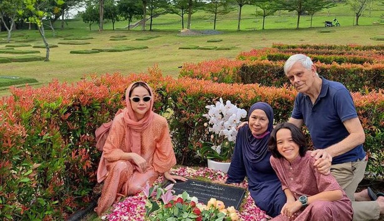 Masih segar di ingatan kepergian Ashraf pada Febuari 2020 silam. Ia meninggal begitu mendadak, menyisakan duka di hati keluarga besarnya. (instagram.com/bclsinclair)