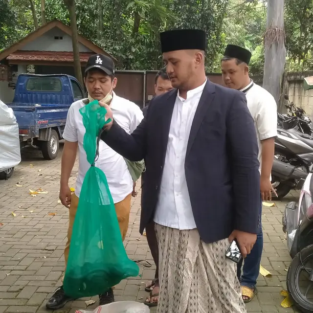 Kediaman Wahidin Halim dilempar ular kobra yang dibungkus dalam karung hijau