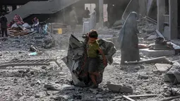 Ada lebih dari 80 persen sekolah di Jalur Gaza telah terkena serangan langsung oleh militer Israel sejak Oktober 2023, demikian diungkap Badan PBB untuk Pengungsi Palestina (UNRWA) pada Senin (14/4/2025) lalu. (Omar AL-QATTAA/AFP)