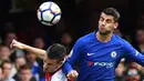 Pemain Chelsea, Alvaro Morata (kanan) berduel dengan pemain Arsenal, Laurent Koscielny pada lanjutan Premier League di Stamford Bridge, (17/9/2017). Chelsea bermain imbang 0-0 melawan Arsenal. (AFP/Ben Stansall)