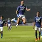 Pemain Persib Bandung, David Da Silva (tengah) melakukan selebrasi usai mencetak gol penyeimbang 1-1 saat babak penyisihan Grup C Piala Presiden 2022 antara Persib Bandung melawan Bali United di Stadion Gelora Bandung Lautan Api, Bandung, Minggu (12/06/2022). (Bola.com/Bagaskara Lazuardi)