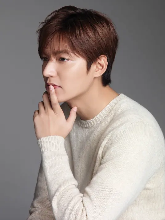 Tak hanya itu saja, Lee Min Ho sangat mencintai penggemarnya. "The One And Only My Fans, And I Love", ungkap MinHo. (Soompi)