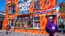 Suasana Jalan Marktweg di Den Haag, Belanda, didekorasi menjelang dimulainya Piala Dunia 2026, Selasa 9 Juni 2026. (AP Photo/Patrick Post)