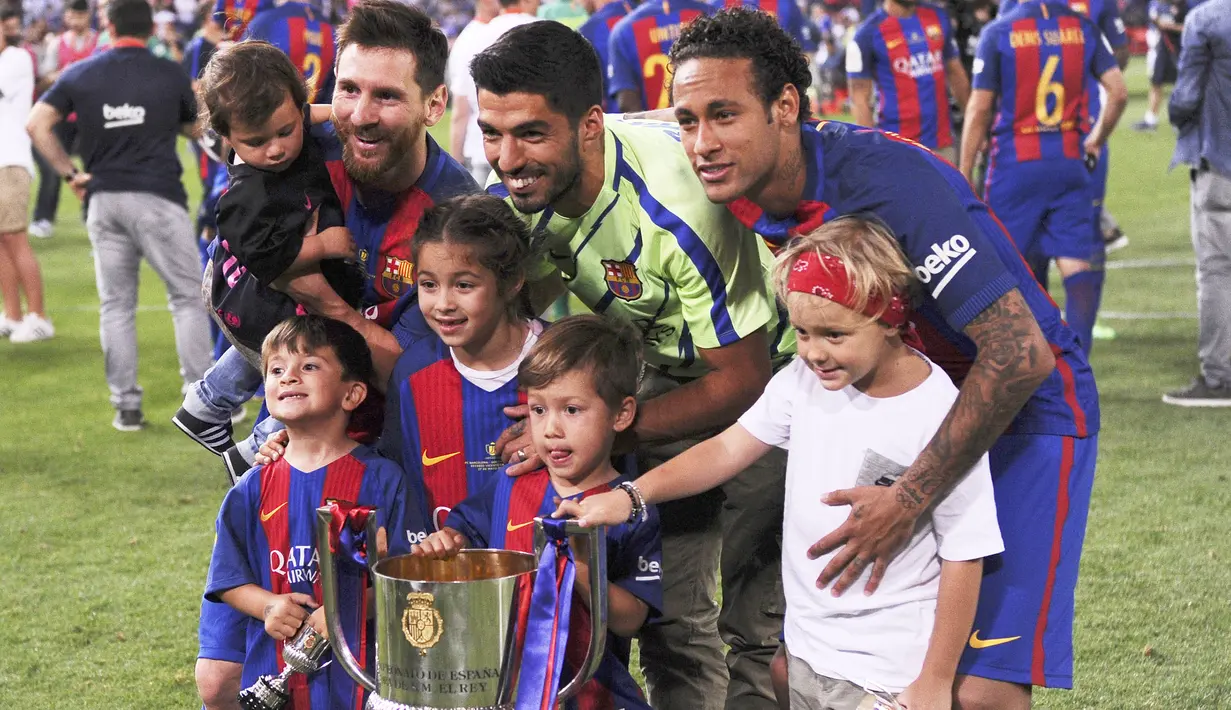 Trio MSN, Neymar Jr, Luis Suarez dan Lionel Messi melakukan selebrasi bersama anak-anak mereka usai berhasil menjuarai Copa del Rey dengan mengalahkan Deportivo Alaves di Stadion Vicente Calderon, Madrid, Sabtu, (27/5/2017). (AFP/Josep Lago)