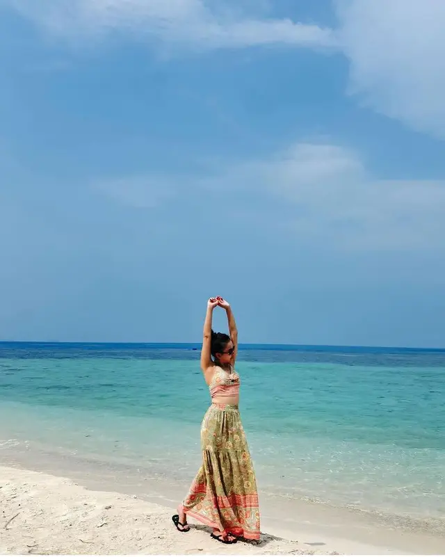 6 Potret Ayu Ting Ting liburan di Kepulauan Seribu ini tampak simpel, sandalnya ditaksir belasan juta