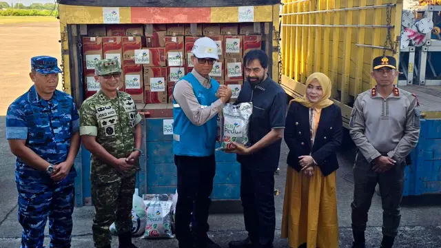 Direktur Utama PLN, Darmawan Prasodjo, dalam penyerahan bantuan kemanusiaan kepada warga yang terdampak bencana melalui Pemerintah Provinsi Aceh. (Dok PLN)
