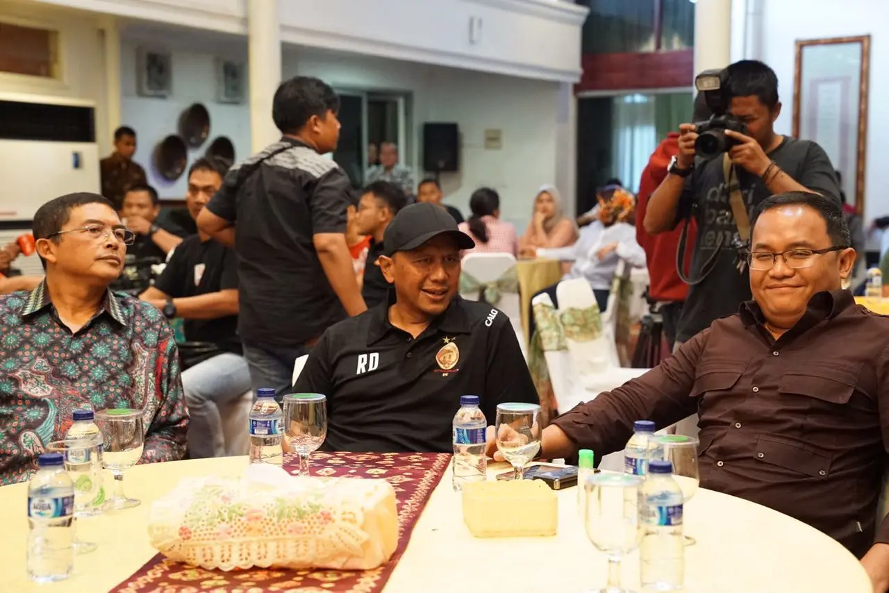 Rahmad Darmawan (tengah) kembali menangani Sriwijaya FC. (Liputan6.com/Indra Pratesta)