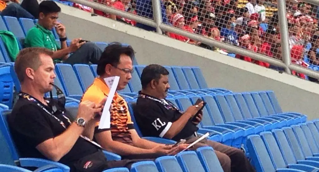 Pelatih Timnas Malaysia U-22 Ong Kim Swee, berada di tribune Stadion Shah Alam, Selangor, Kamis (24/8/2017). (Bola.com/Benediktus Gerendo Pradigdo)
