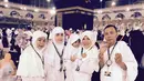 Pada libur akhir tahun ini, Ayu Ting Ting memboyong keluarganya ke Tanah Suci. Ia bersama putrinya dan keluarganya berangkat sejak 22 Desember silam. Menjalankan umrah dan merayakan pergantian tahun di Tanah Suci Mekah. (Instagram/ ayutingting92)