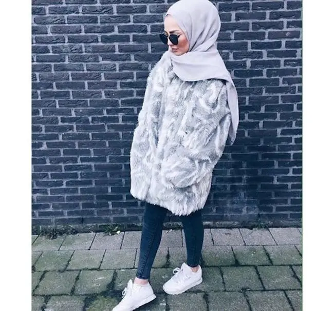 Padu padan busana hijab dengan sweater oversize. (sumber foto: adarkurdish/pinterest)