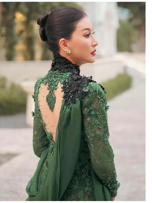 6 Detail Kebaya Sarwendah di Pura Mangkunegaran, Serasi dengan Giorgio Antonio