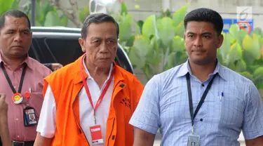 Anggota Komisi IX DPR Fraksi Partai Demokrat Amin Santono memakai rompi tahanan dikawal petugas tiba untuk menjalani pemeriksaan perdana pasca terjaring operasi tangkap tangan  (OTT) di gedung KPK, Jakarta, Senin (14/5). (Merdeka.com/Dwi Narwoko)
