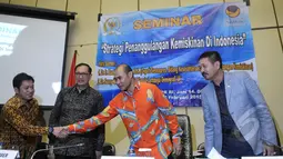  Victor Laiskodat (kedua dari kanan) bersalaman dengan Sonny Harry B Harmadi (kiri) saat seminar di Gedung DPR, Jakarta Jumat (13/2/2015). Seminar membahas tentang Strategi Penanggulangan Kemiskinan diIndonesia. (Liputan6.com/Andrian M Tunay)