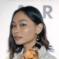 Sarah Tumiwa memegang botol Bare Eau de Parfum (Foto: Windy Sucipto/Victoria's Secret Indonesia)