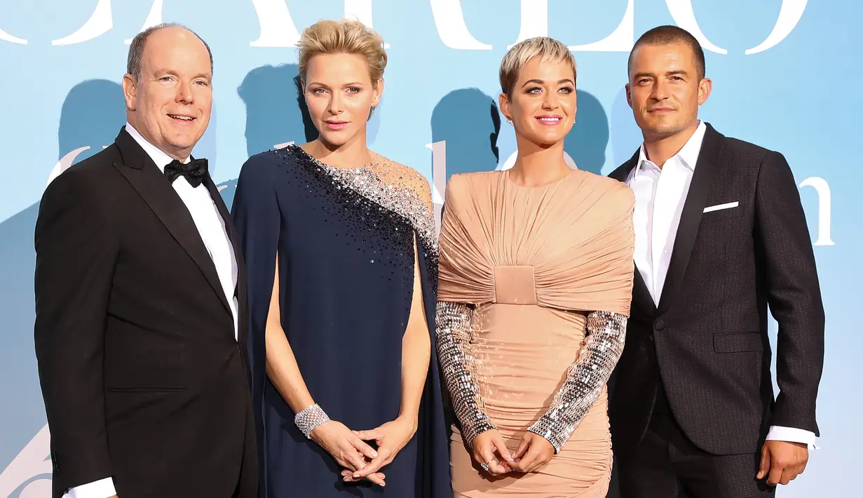 (Dari kiri) Pangeran Albert II dari Monaco didampingi Charlene berpose bersama penyanyi AS, Katy Perry dan sang kekasih yang juga aktor Inggris, Orlando Bloom di karpet merah Gala untuk Global Ocean di Opera of Monte-Carlo, Rabu (26/9). (AFP/Valery HACHE)