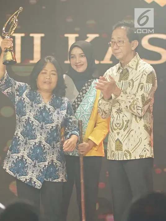 Penyandang tunanetra Tini Kasmawati saat meraih penghargaan ajang Liputan6 Awards di Jakarta, Sabtu (25/5/2019). Liputan6 Awards 2019 bertajuk “Untukmu Indonesia merupakan program bakti kepada Indonesia sebagai bentuk kontribusi untuk bangsa terkait perdamaian. (Liputan6.com/Immanuel Antonius)