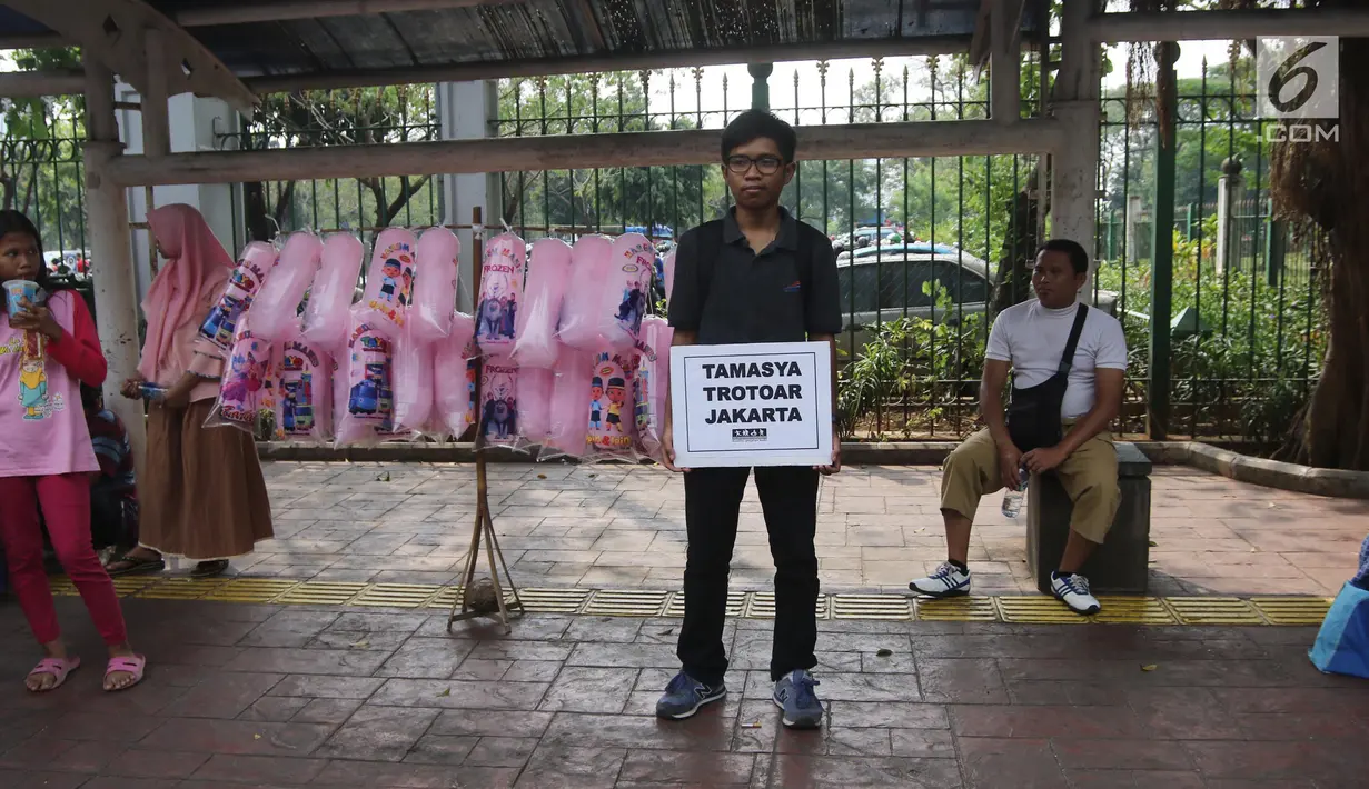 Koalisi Pejalan Kaki melakukan aksi Tamasya Trotoar Kita di Jalan Medan Merdeka Selatan, Jakarta, Minggu (24/6). Mereka menyusuri trotoar Jl MH Thamrin, hingga sekitaran Jl Medan Merdeka. (Liputan6.com/Arya Manggala)