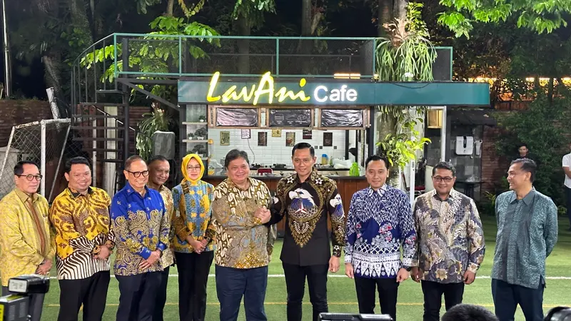 Ketua Umum (Ketum) Golkar Airlangga Hartarto tiba di kediaman Presiden ke-6 RI Susilo Bambang Yudhoyono (SBY) di Puri Cikeas, Bogor, Jawa Barat.