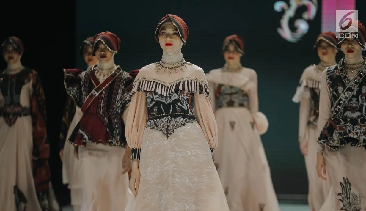 Model mengenakan busana rancangan Gita Orlin pada ajang Indonesia Fashion Week (IFW) 2019 di Jakarta Convention Center, Kamis (28/3). Desian Gita Orlin kali ini terinspirasi dari kecantikan “Tenun Sumba” yang bertajuk “Wairinding". (Liputan6.com/Faizal Fanani)
