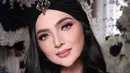 Kulit wajah Ashanty tampak begitu mulus dengan hasil akhir soft matte yang tetap terlihat sehat dan bercahaya. [@ashanty_ash].