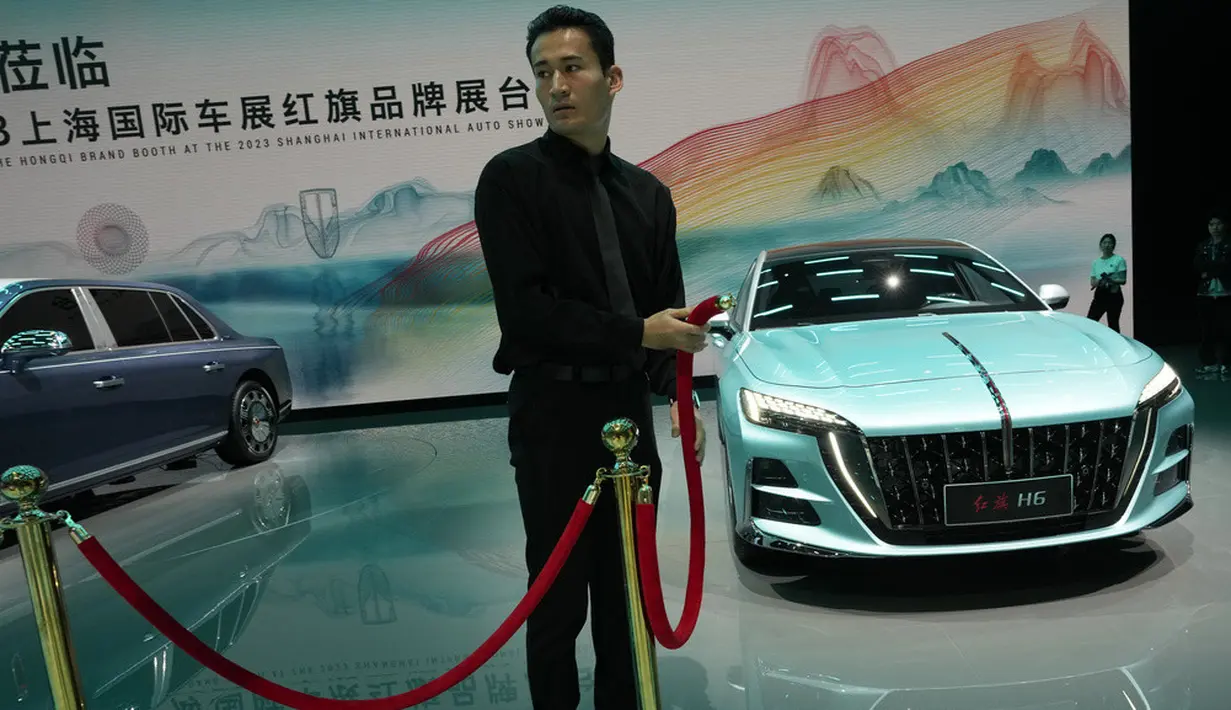 <p>Seorang pekerja bersiap untuk melepas H6 dari merek mobil mewah China Hongqi yang ditampilkan pada pameran Auto Shanghai 2023. (AP Photo/Ng Han Guan)</p>