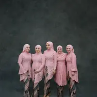 Meskipun terlihat kompak, jika diperhatikan lebih detail, setiap anggota tampil dengan gaya kebaya yang memiliki sentuhan personal masing-masing. [@marginw/@kesharatuliu05].