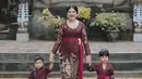 Sedah Mirah Nasution menduplikasi penampilan sang ibu dengan mengenakan kebaya Bali dan kain endek. Kain berwarna merah pun diaplikasikan sebagai ikat pinggang, mirip sang ibu. (instagram/doleytobing)