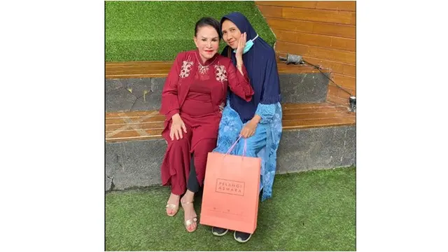 6 Potret Penampilan Terbaru Mpok Atiek Pasca 21 Kali Operasi Pengangkatan Silikon