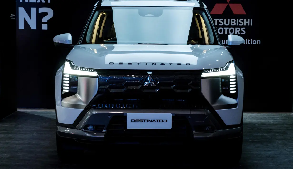 GIIAS tahun 2025 mengangkat tema 'Powering the Future'. Tampak dalam foto, Mitsubishi Destinator yang dipamerkan dalam ajang Gaikindo Indonesia International Auto Show (GIIAS) ke-32 di Indonesia Convention Exhibition (ICE), Tangerang, Banten, 23 Juli 2025. (Yasuyoshi CHIBA/AFP)