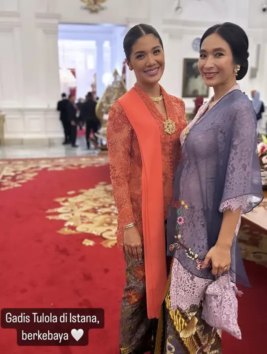 Happy Salma mengenakan kebaya pink dipadukan selendang organza ungu lengkap dengan kain batiknya. [Instagram/@frankamakarim]