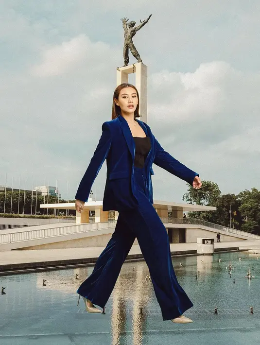 Photoshoot Aaliyah Massaid pakai set blazer dan celana velvety. Penampilan elegan Aaliyah mengenakan tank top hitam dengan blazer dan celana panjang dari bahan velvet berwarna biru navy. [Foto: Instagram/aaliyah.massaid]