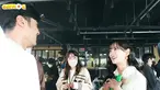 Momen saat Chicco Jerikho berbincang-bincang dengan Kim Sejeong. (Foto: YouTube/ Chicco Jerikho)