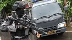 Polisi bersenjata melakukan pengamanan sidang pembelaan terdakwa kasus bom Thamrin, Aman Abdurrahman di Pengadilan Negeri Jakarta Selatan, Jumat (25/5). Personel Polri dan TNI yang diterjunkan ditambah menjadi 270 orang. (Liputan6.com/Immanuel Antonius)