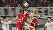 Penyerang Timnas Indonesia, Mitchell Baker (9), berduel udara dengan para pemain Vietnam pada laga ketiga Grup A Piala AFF 2026 di Stadion Pakansari, Bogor, Senin (3/8/2026) malam WIB. Mitchell Baker beberapa kali menjadi target umpan lambung skuad Garuda, namun gagal membawa Timnas Indonesia mencetak gol dalam laga yang berakhir dengan kekalahan 0-3 dari Vietnam. (Kapanlagi.com/Budy Santoso)