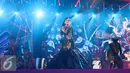 Penampilan Ayu Tingting saat tampil dalam Konser Raya 22 Tahun Indosiar di Jakarta, Rabu (11/1). Konser tersebut menyuguhkan pagelaran musik spesial bertabur bintang dari lintas generasi dan juga genre musik. (Liputan6.com/Herman Zakharia)