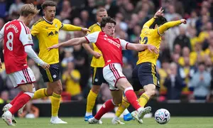 Pemain Arsenal Declan Rice (tengah) beraksi dalam laga Premier League antara Arsenal vs Leeds United di London, Inggris, Sabtu, 10 Oktober 2026. (AP Photo/Alastair Grant)