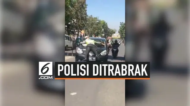 Aksi totalitas seorang polisi dalam menjalankan tugasnya perlu dihargai, seperti yang dilakukan polisi ini, ia rela ditabrak dan berada diatas mobil demi menghentikan mobil yang melanggar.