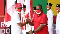 Wakil Menteri Dalam Negeri (Wamendagri) John Wempi Wetipo saat menyerahkan secara simbolis Bendera Merah Putih kepada masyarakat Aceh, di Tamansari Bustanus Salatin Kota Banda Aceh, Provinsi Aceh, Sabtu, (13/8/2022) (Istimewa)