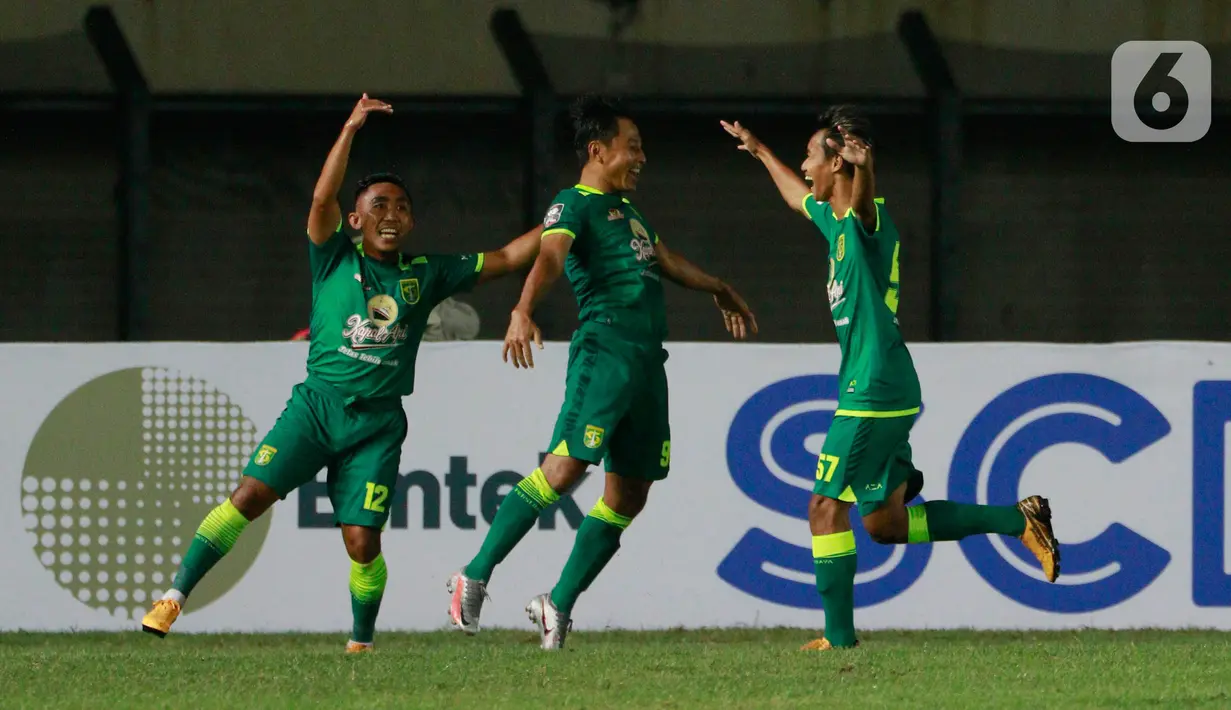 Para pemain Persebaya Surabaya merayakan gol yang dicetak oleh Samsul Arif (tengah) ke gawang Persik Kediri pada laga Piala Menpora 2021 di Stadion Si Jalak Harupat, Bandung, Selasa (23/3/2021). Samsul Arif mencetak dua gol dan mengantar Persebaya menang dengan skor 2-1. (Bola.com/M Iqbal Ichsan)