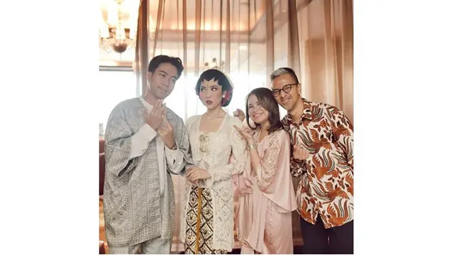 Pernikahan Isyana ini dihadiri oleh keluarga, kerabat dekat, dan sahabat artis lainnya.