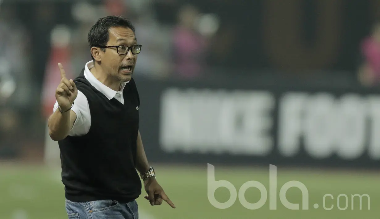 Pelatih Arema, Aji Santoso, memeberikan arahan kepada anak asuhnya saat melawan Persija pada laga lanjutan liga 1 Indonesia di Stadion Patriot, Bekasi, Jumat (02/06/2017). Persija menang 2-0. (Bola.com/M Iqbal Ichsan)