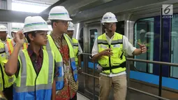 Gubernur DKI Jakarta Anies Baswedan menyimak penjelasan Direktur Utama PT MRT Jakarta William Sabandar saat meninjau kereta MRT di Depo Lebak Bulus, Jakarta, Kamis (12/4).(Liputan6.com/Arya Manggala)