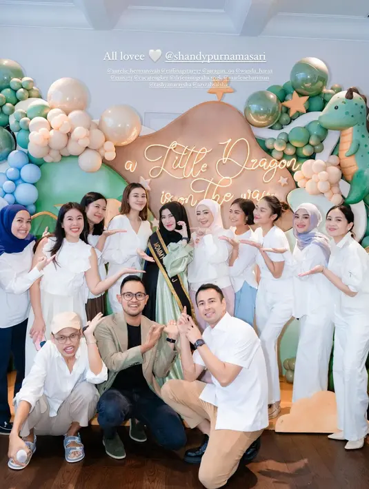 Dengan dekorasi bernuansa pastel yang lembut, ruangan tempat acara berlangsung dipenuhi balon, bunga, dan aksen lucu bertema bayi. Warna-warna pastel ini menciptakan suasana ceria sekaligus menenangkan, mencerminkan harapan terbaik untuk sang calon ibu.  [@nissyaa/@azizahsalsha_/@aaliyah.massaid].