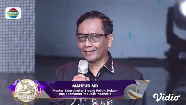 Suasana di panggung D'Academy Asia 6 semakin semarak dengan kehadiran Mahfud MD (Menteri Koordinator Bidang Politik, Hukum, dan Keamanan Republik Indonesia).