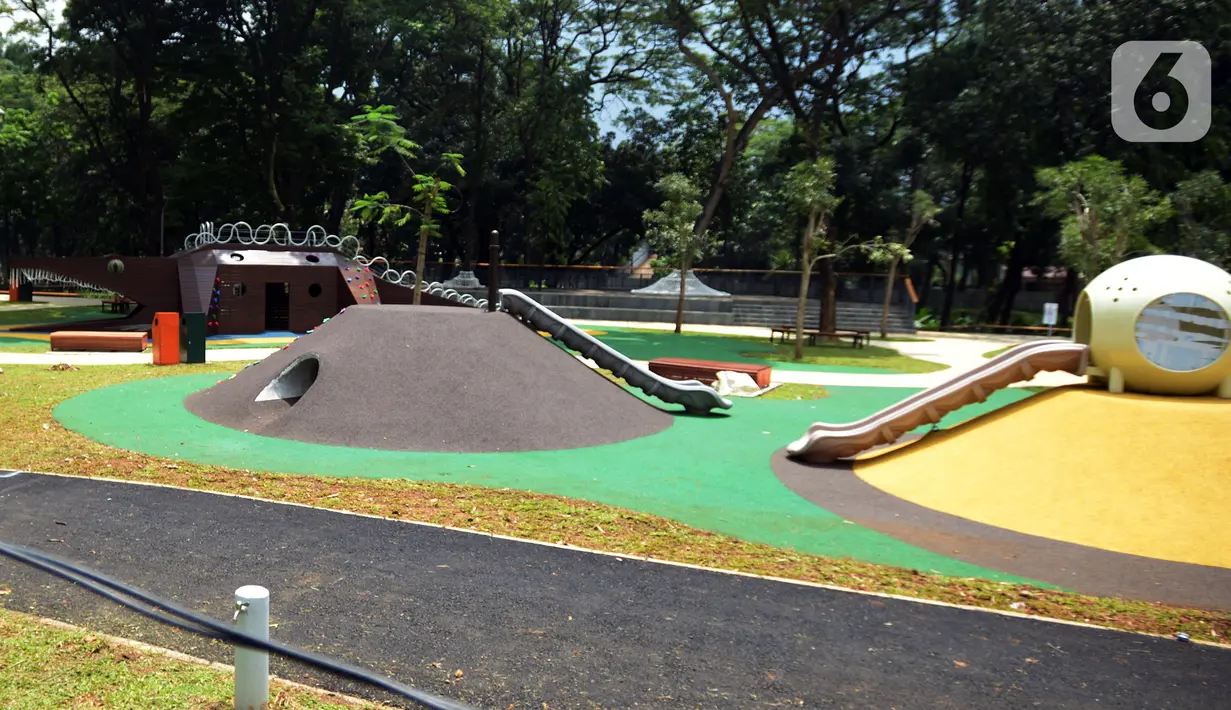 Suasana proyek revitalisasi Taman Tebet  Eco Park, Jakarta, Kamis (17/3/2022). Tebet Eco Park dibangun untuk mengembalikan fungsi taman secara ekologi, menjadi sarana interaksi, edukasi, dan rekreasi bagi masyarakat. (merdeka.com/Imam Buhori)