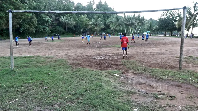 Lapangan Pasir dan Sedikit Rumput