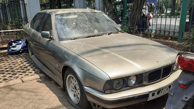 Sejumlah mobil rusak teronggok di pojok kawasan parkir Monas. (Merdeka.com/Tri Yuniwati Lestari)