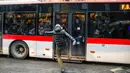 Situasi semakin mencekam ketika ultras Napoli tiba di tempat kejadian dan balik menyerang suporter Eitracht Frankfurt. (AP Photo/Salvatore Laporta)
