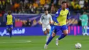 Pemain Al Nassr, Cristiano Ronaldo (kanan) mengontrol bola pada pertandingan pekan ke-17 Liga Arab Saudi 2022/2023 melawan Al Taawoun yang berlangsung di Mrsool Park, Jumat (17/2/2023) WIB. (Twitter/Al Nassr FC)